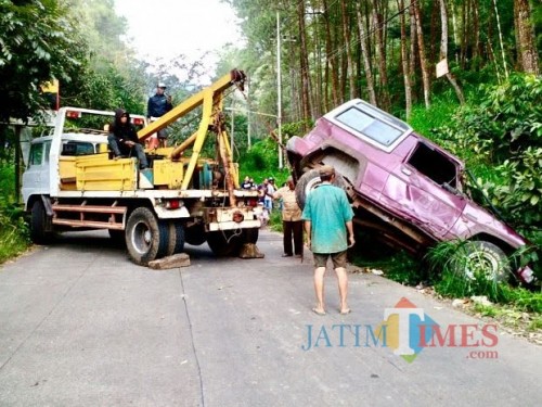 Salah satu kecelakaan di Jalan Rajekwesi Dusun Songgoriti, Kelurahan Songgokerto, Kecamatan Batu.