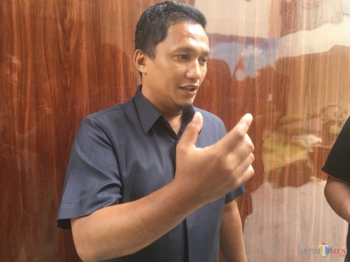 Bagian Humas Pengadilan Negeri Kepanjen Malang Yoedi Anugrah Pratama saat dimintai keterangan wartawan terkait website resmi PN Kepanjen yang diretas hacker. (Foto : Ashaq Lupito / MalangTIMES)