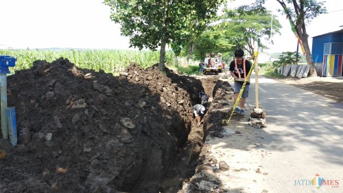 Pembenahan pipa Perumda Tugu Tirta Kota Malang yang kembali alami kebocoran di Desa Kidal Kecamatan Tajinan Kabupaten Malang (Pipit Anggraeni/MalangTIMES).