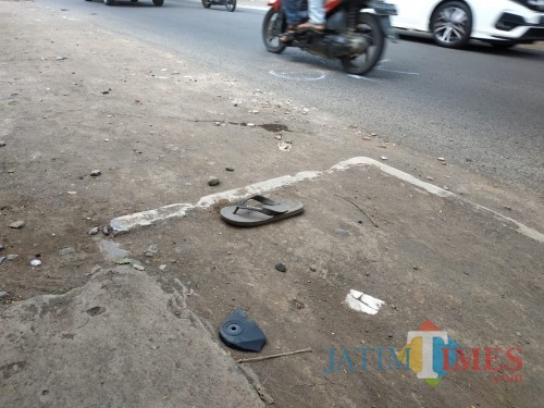 Barang bukti yang masih tersisa tepat di lokasi kejadian awal mobil patroli polisi Polsek Kedungkandang yang menabrak kendaraan warga sipil. (Hendra Saputra)