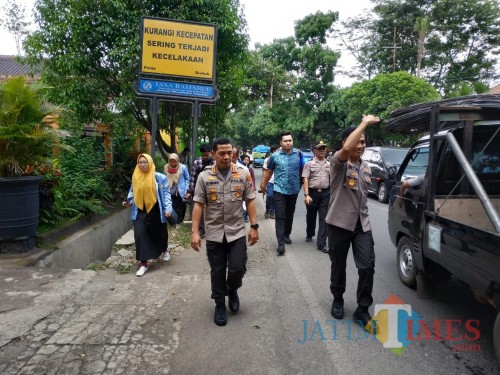 Kapolresta Malang Kota, Kombes Pol Leonardus Simarmata saat meninjau TKP (Hendra Saputra)