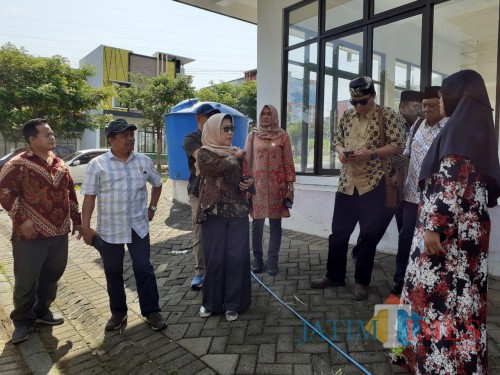 Komisi B DPRD Kota Malang saat berbincang dengan warga dalam agenda sidak Krisis Air di wilayah Perumahan BTU, Kelurahan Madyopuro. (Arifina Cahyanti Firdausi/MalangTIMES)