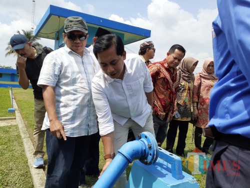 Direktur Utama Perumda Tugu Tirta Kota Malang, M Nor Muhlas (tengah baju putih) bersama rombongan Komisi B DPRD Kota Malang saat meninjau lokasi tandon air di kawasan Buring bawah. (Arifina Cahyanti Firdausi/MalangTIMES)