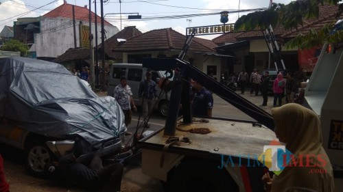 Mobil patroli polisi Polsek Kedungkandang yang menabrak dan langsung diderek. (Hendra Saputra)