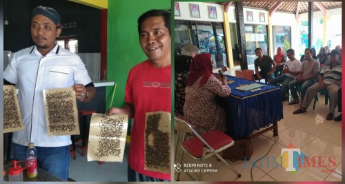 Nurhasyim menunjukkan lalat dan mediasi di kantor desa Tunggangri / Foto : Agus / Tulungagung TIMES