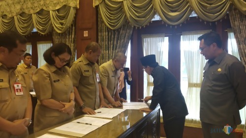 Wali Kota Malang Sutiaji (kenakan seragam hitam) didampingi Wakil Wali Kota Malang Sofyan Edi Jarwoko (kanan) saat melakukan penandatanganan perjanjian kinerja bersama seluruh Perangkat Daerah Kota Malang (Pipit Anggraeni/MalangTIMES).