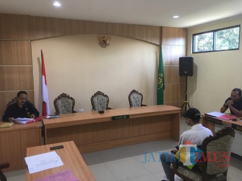Pelaku pembunuh begal ZA (duduk di kursi persidangan) sesaat sebelum mendengar tuntutan dari JPU (Foto : Ashaq Lupito / MalangTIMES)