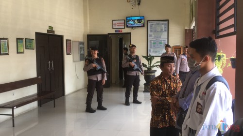 Suasana saat persidangan pemeriksaan saksi kasus pembunuhan begal berakhir. ZA (seragam abu-abu) memilih berdiam diri usai menjalani persidangan. (Foto : Ashaq Lupito / MalangTIMES)