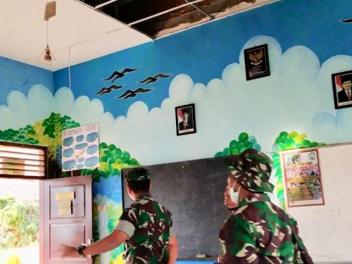 Asbes kelas yang jebol di SDN Tulungrejo 3 akibat bencana angin kencang di Desa Sumber Brantas, Kecamatan Bumiaji. (Foto: istimewa)