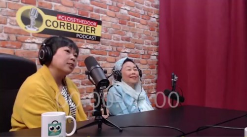 (dari kanan) Istri mendiang Gus Dur, Sinta Nuriyah dan putrinya, Inayah Wahid. (Foto: YouTube Deddy Corbuzier)