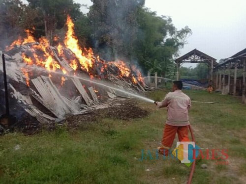 Petugas Damkar melakukan pemadaman di Dusun Klaten Desa Tegalrejo / Foto : Rakidi / Tulungagung TIMES