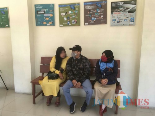 Pelaku pembunuhan begal ZA (tengah) saat didampingi mantan gurunya (kanan) sebelum menjalani proses persidangan (Foto : Ashaq Lupito / MalangTIMES)