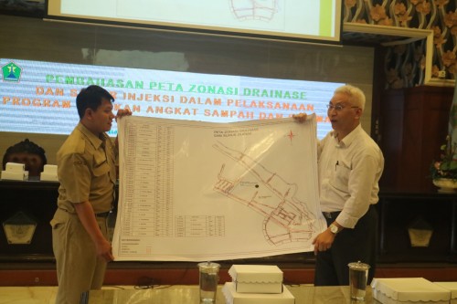 Pembahasan peta zona drainase dan sumur injeksi progam GASS di Balaikota Malang (Foto: Humas Pemkot Malang)