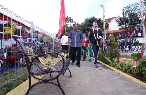 Wali Kota Batu Dewanti Rumpoko saat meninjau Taman Sehat, Selasa (21/1/2020). (Foto: Humas Pemkot Batu)