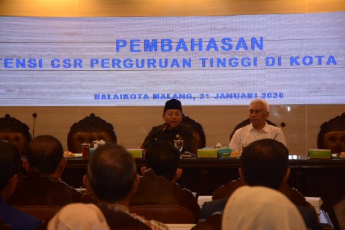 Wali Kota Malang Sutiaji (kiri) dan mantan Rektor UB Prof Dr Ir M Bisri MS (kanan) dalam forum Rektor se Kota Malang. (Foto: Istimewa)