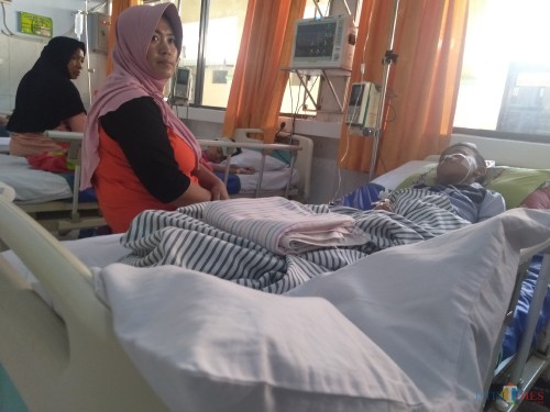 Salah satu pasien DBD terlihat terbaring di ruang Seruni RSUD Jombang. (Foto : Adi Rosul / JombangTIMES)