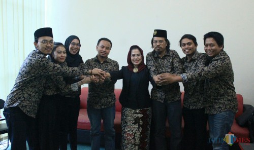 Sri Untari (urutan kelima dari kiri) bersama dengan keluarga besar MalangTIMES. (Foto: Igoy/MalangTIMES)