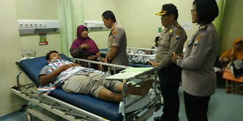 Kapolresta Malang Kota, Kombes Pol Leonardus Harapantua Simarmata Permata saat menjenguk salah satu korban tabrakan mobil patroli polisi di RSSA (Foto: Istimewa)