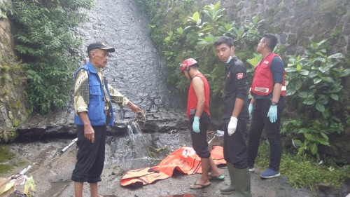 Tim relawan saat mengevakuasi jasad korban (ist)