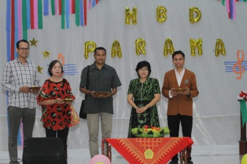 Pembina Parama, Irene Trisisca Rusdiyanto, M.Pd (dua dari kanan) usai potong tumpeng perayaan Dies Natalis ke 33 (ist)