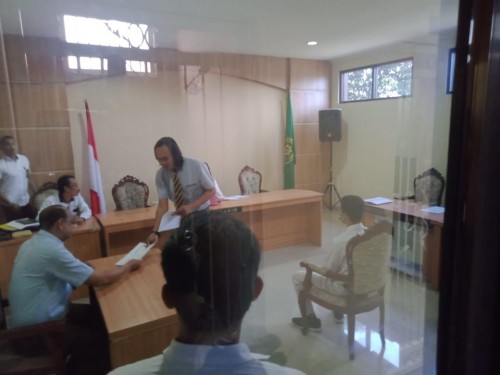 Koordinator penasehat hukum ZA, Bakti Riza Hidayat saat memberikan berkas pledoi ketika proses persidangan berlangsung