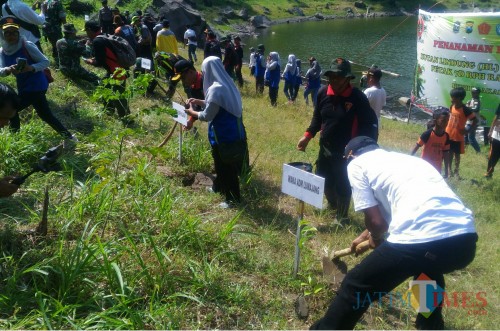 Sejumlah elemen masyarakat yang ikut dalam penghijaun pada hari ini (Foto : Moch. R. Abdul Fatah / Jatim TIMES)