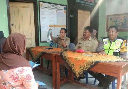 Jemput bola dan sosialisasi E-SIAP dilaksanakan Dispendukcapil Kab Blitar di Desa Kedungwungu