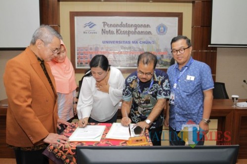 Wakil Rektor III Unikama, Dr. Joice Soraya (baju putih) saat menandatangani Nota Kesepahaman dengan Universitas Ma Chung (Unikama for MalangTIMES)