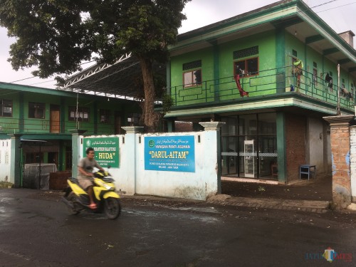 Bangunan yayasan LKSA Darul Aitam yang sempat disampaikan saat jaksa memberikan tuntutan kepada terdakwa pembunuh begal (Foto : Ashaq Lupito / MalangTIMES)