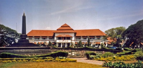 Balai Kota Malang, salah satu bangunan yang telah ditetapkan sebagai Bangunan Cagar Budaya.