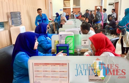 Petugas DIspendukcapil saat melayani masyarakat di kantor DIspendukcapil Kota Batu. (Foto: Irsya Richa/MalangTIMES)