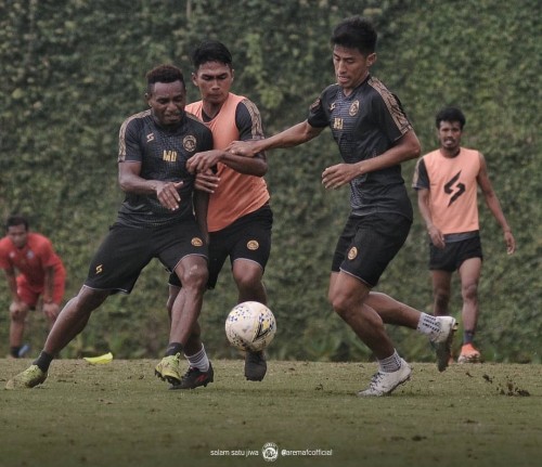 Mariando Uropmabin (paling kiri) saat berebut bola dalam game ketika TC (official Arema FC)