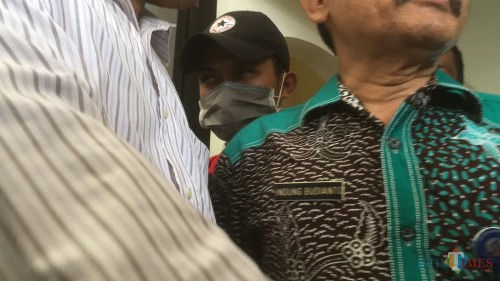 Terpidana pembunuh begal ZA (pakai topi dan masker) usai persidangan pembacaan putusan oleh hakim (Foto : Ashaq Lupito / MalangTIMES)