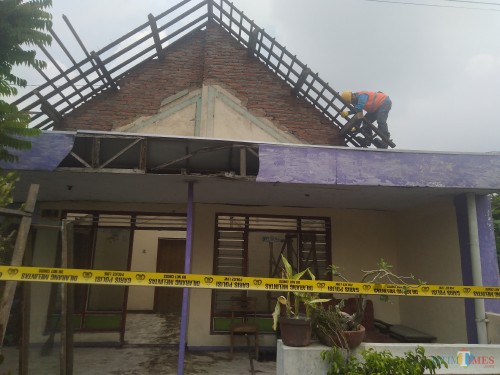 Kondisi lokasi rumah tempat 4 pekerja yang kesetrum saat mengerjakan kanopi di Desa Kayangan, Kecamatan Diwek, Jombang (Foto: Adi Rosul / JombangTIMES)