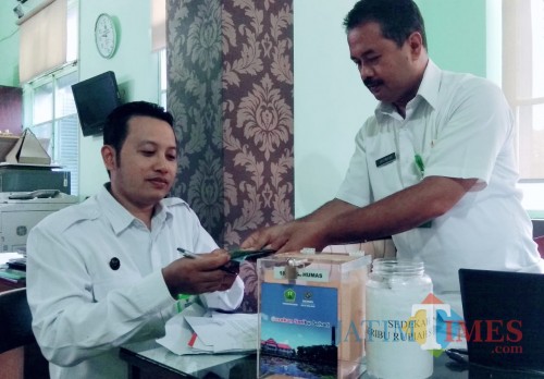 Proses penyerahan dana Gerbu dari salah satu PD Kehumasan Pemkot Malang kepada Baznas (Arifina Cahyanti Firdausi/MalangTIMES)