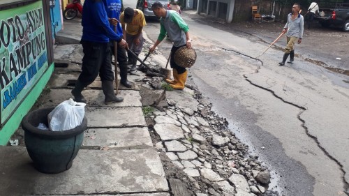 Satgas Drainase yang melakukan normalisasi di Jalan Simpang Gajayana, sedikit kesulitan karena saluran air yang ditutup cor (Satgas DPUPRPKP)