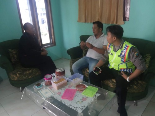 Arif Efendi (paling kiri baju hitam) tersangka kasus penipuan terhadap masyarakat miskin saat diintrogasi oleh polisi