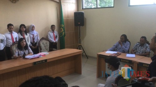 Hakim Nuny Defiary (baju batik warna abu-abu) saat mengetok palu persidangan tanda jika terdakwa pembunuh begal melanggar hukum pidana dan harus menjalani pembinaan selama 1 tahun di LKSA (Foto : Ashaq Lupito)