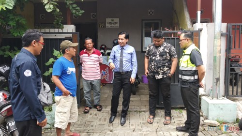 Direktur Utama PDAM Kota Malang M. Nor Muhlas (tengah) saat meninjau langsung kondisi aliran air di kawasan perumahan BTU (Pipit Anggraeni/MalangTIMES).