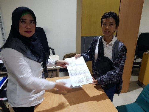 Penyebar informasi hoax sumber air tangki (kanan) saat mendatangi dan meminta maaf kepada pegawai di kantor Perumda Tugu Tirta Kota Malang. (Dokumentasi Perumda Tugu Tirta Kota Malang)