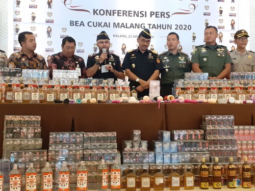 KPPBC Tipe Madya Cukai Malang saat press conference terkait hasil penindakan selama 2019 di Hotel Atria Malang, Kamis (23/1) (Arifina Cahyanti Firdausi/MalangTIMES)