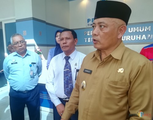 Bupati Malang Sanusi (kanan) Direktur Perumda Syamsul Hadi (tengah)(Foto: Dd Nana/MalangTIMES)
