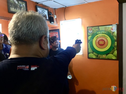 Ketua KPU RI Arief Budiman saat akan menembak pada papan di RPP Nasional Kota Batu, Jumat (24/1/2020). (Foto: Irsya Richa/MalangTIMES)