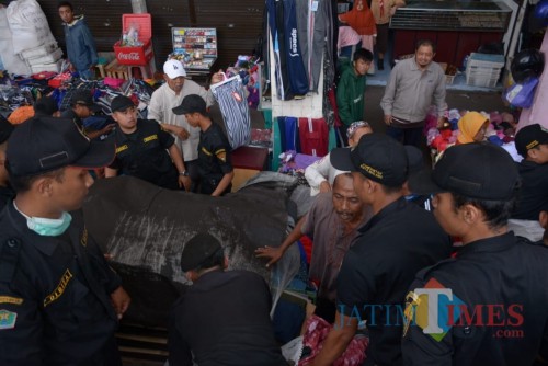 Sejumlah PKL di Pasar Besar Kota Malang ditertibkan Petugas Diskoperindag Kota Malang (Arifina Cahyanti Firdausi/MalangTIMES)