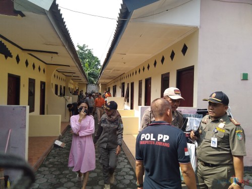 Suasana razia Satpol PP Jombang di salah satu kos di wilayah Desa Kepatihan, Jombang. (Foto : Adi Rosul / JombangTIMES)