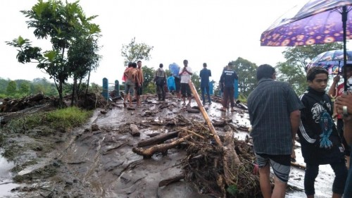 Petugas gabungan saat mengevakuasi material banjir bandang (Foto : PMI Kabupaten Malang for MalangTIMES)