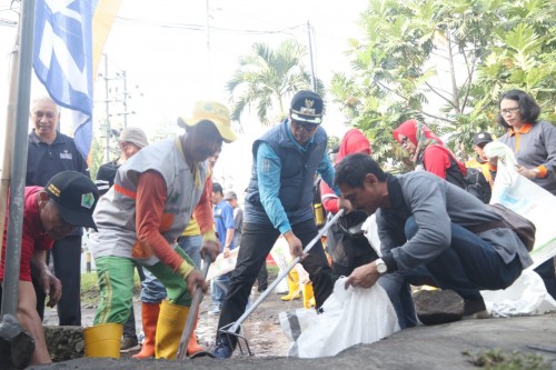 Wakil Wali Kota Malang Sofyan Edi Jarwoko (topi hitam baju biru) saat mengikuti program GASS di Kelurahan Penanggungan, Kecamatan Klojen. (Foto: Humas Pemkot Malang)