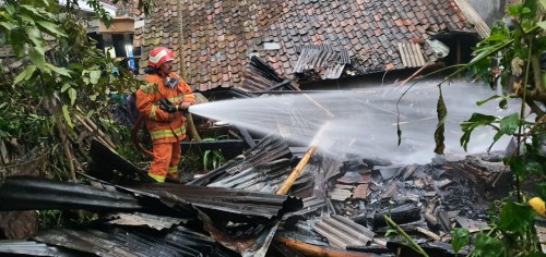 Petugas saat melakukan pendinginan di lokasi kebakaran rumah Atim di alan Wukir RT 05 RW 04, Kelurahan Temas, Kecamatan Batu, Jumat (24/1/2020). (Foto: istimewa)