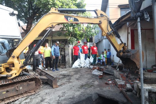 Pembongkaran bangunan liar yang menutup saluran drainase saat kegiatan GASS, Jumat (24/1). (Foto: Humas Pemkot Malang)