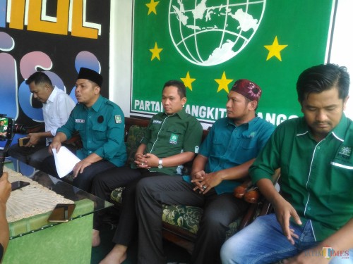 Konferensi Pers yang dilakukan di kantor DPC PKB Lumajang (Foto : Moch. R. Abdul Fatah / Jatim TIMES)